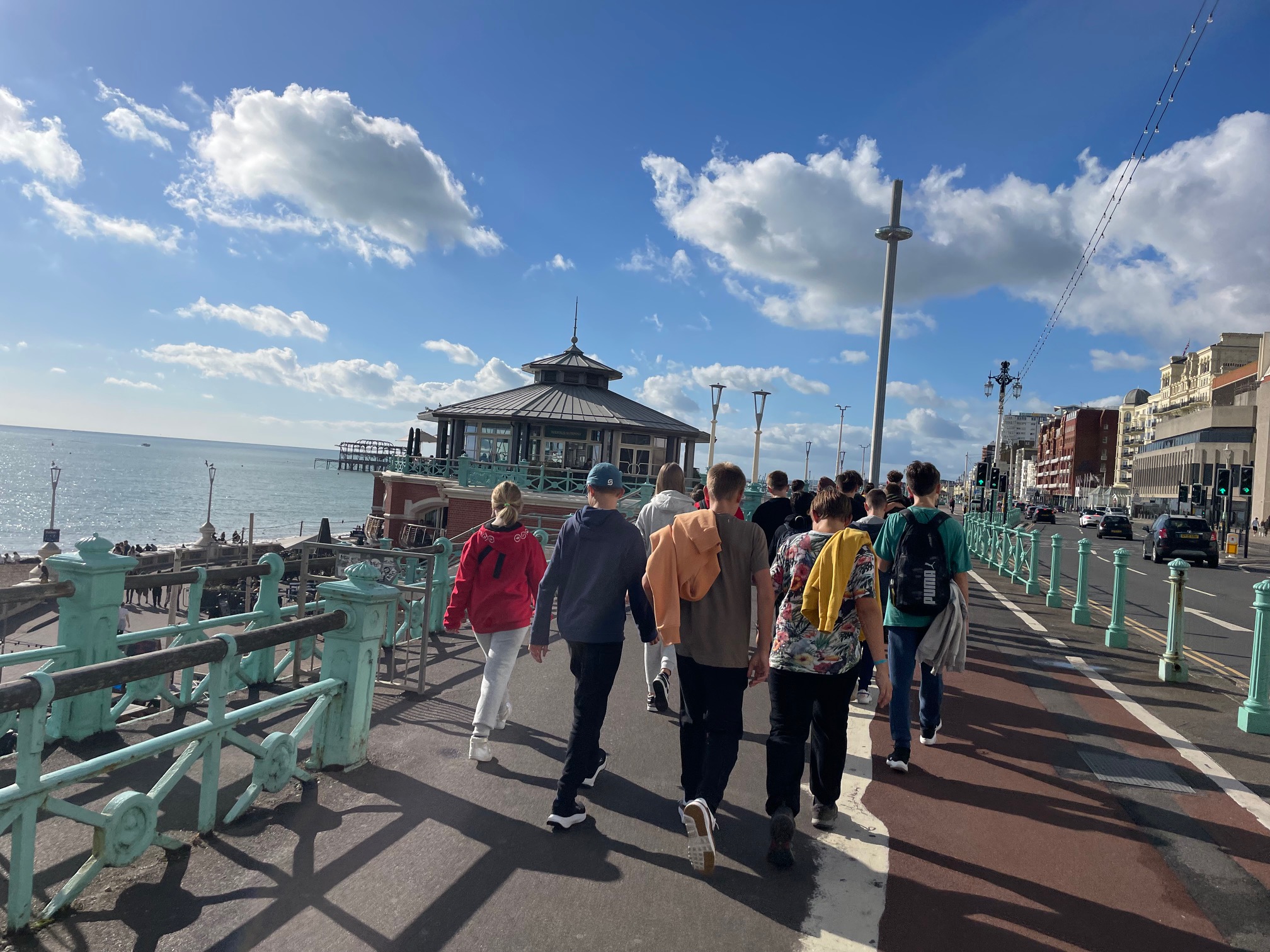Brighton, v dálce vyhlídková věž i360. Tam míříme a těšíme se na výhled z výšky 162 m.